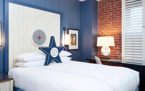 Argonaut Hotel - Queen Interior Room Bed